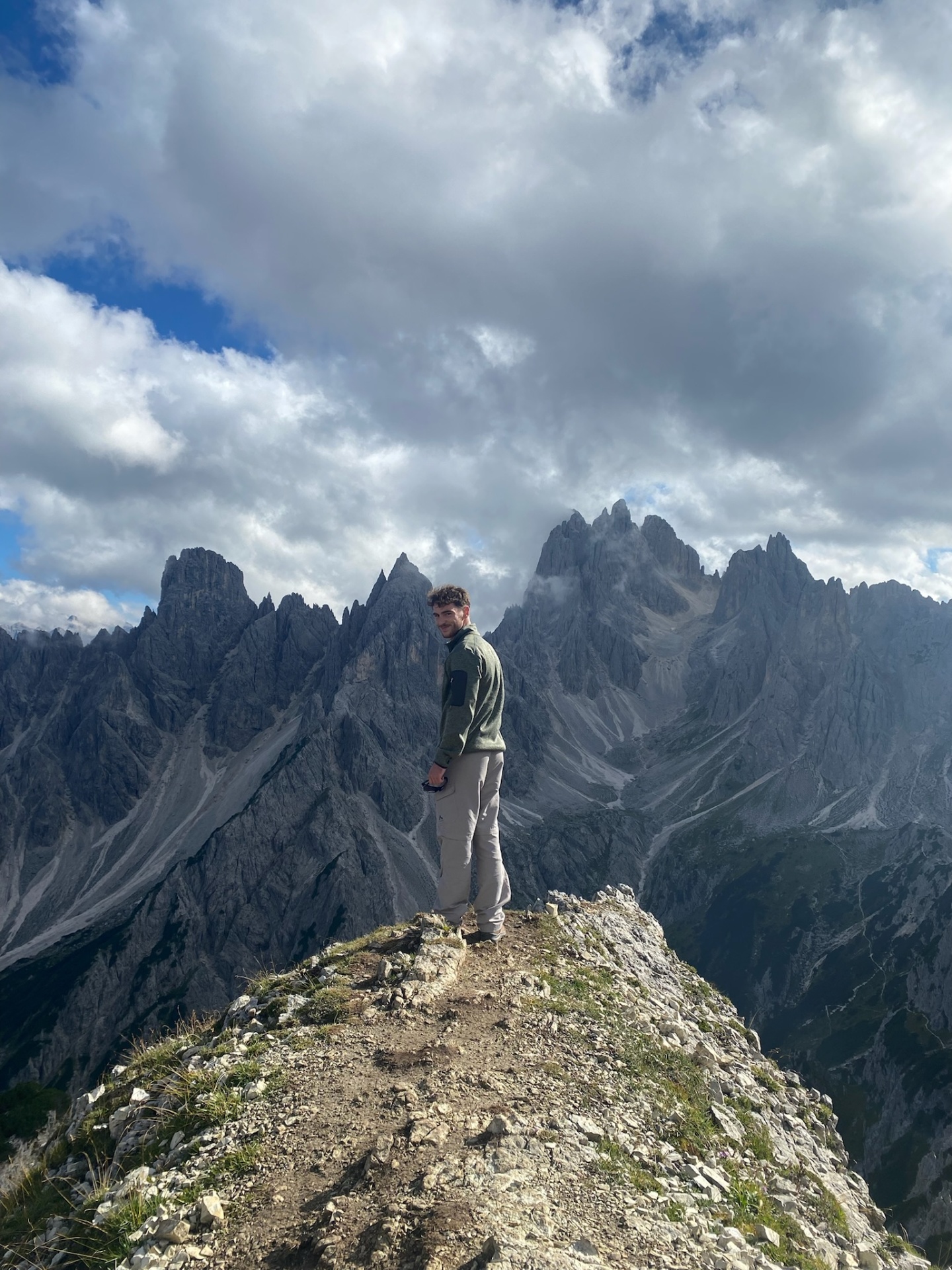 Arne op een bergtop in de Dolomieten